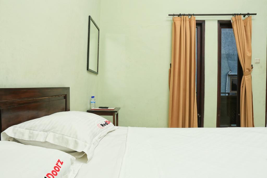 Reddoorz @ Mataram Kuta 3 Hotel Exterior foto