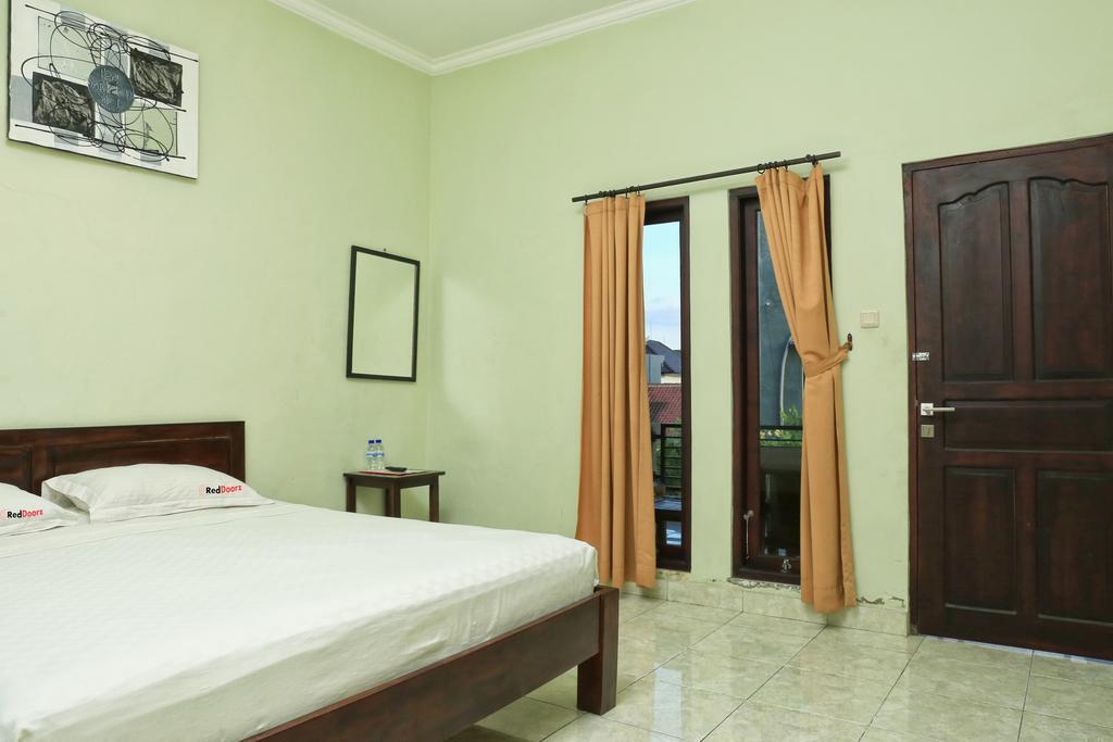 Reddoorz @ Mataram Kuta 3 Hotel Exterior foto